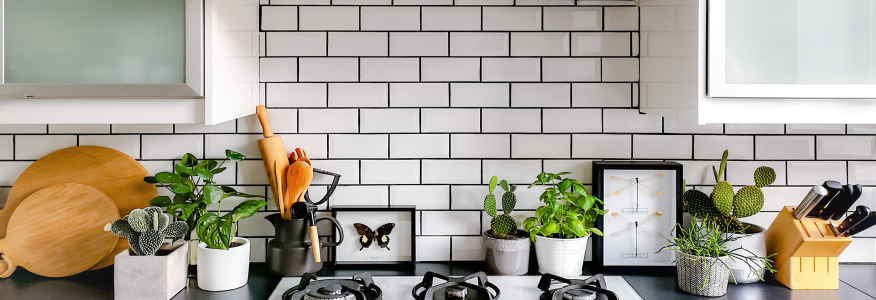 An example of a kitchen with a backsplash.