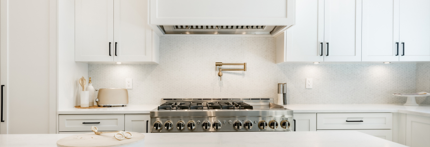 Example of a kitchen with fixtures and hardware.